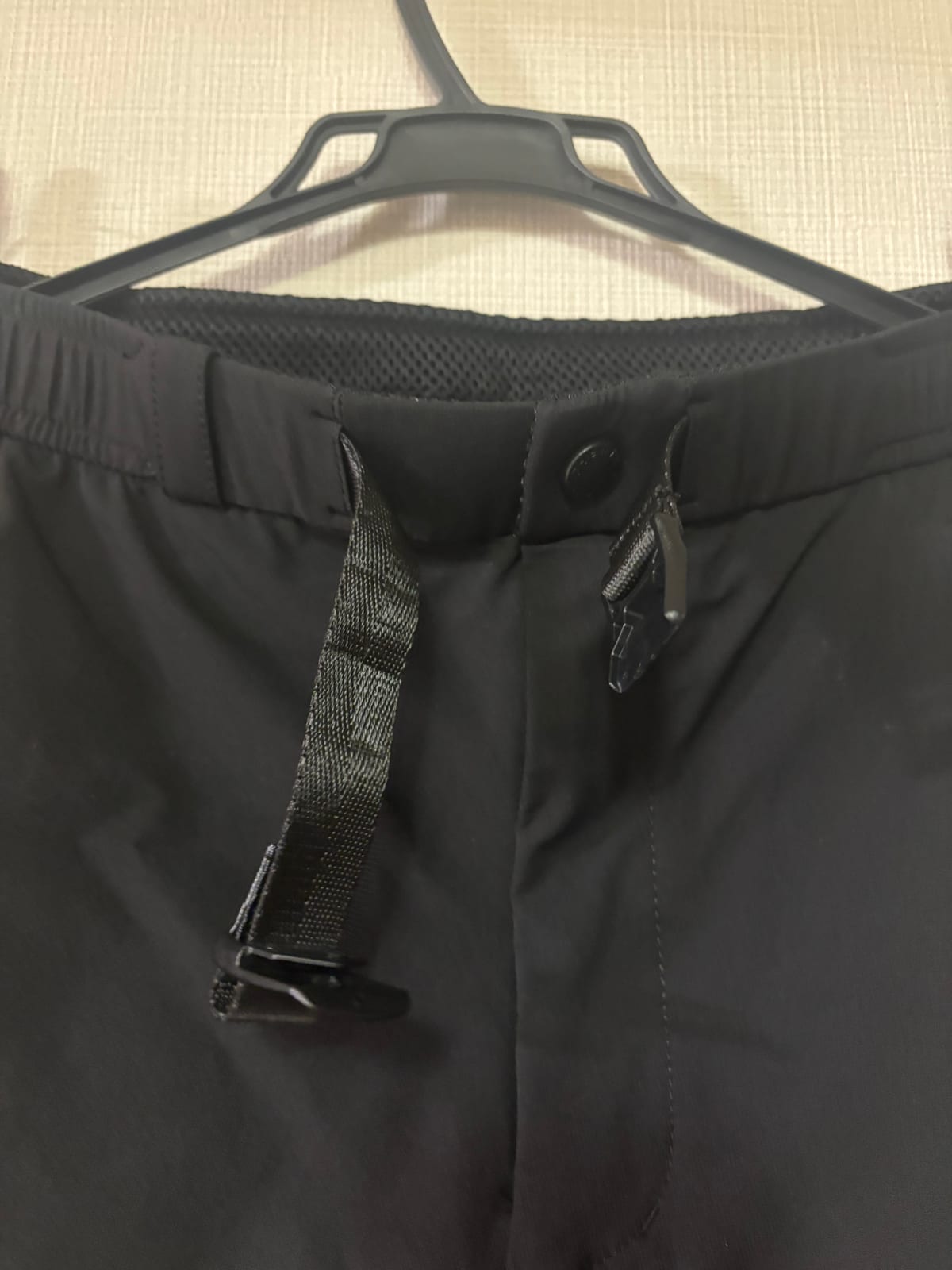 アラートパンツのウエストのバックルベルト