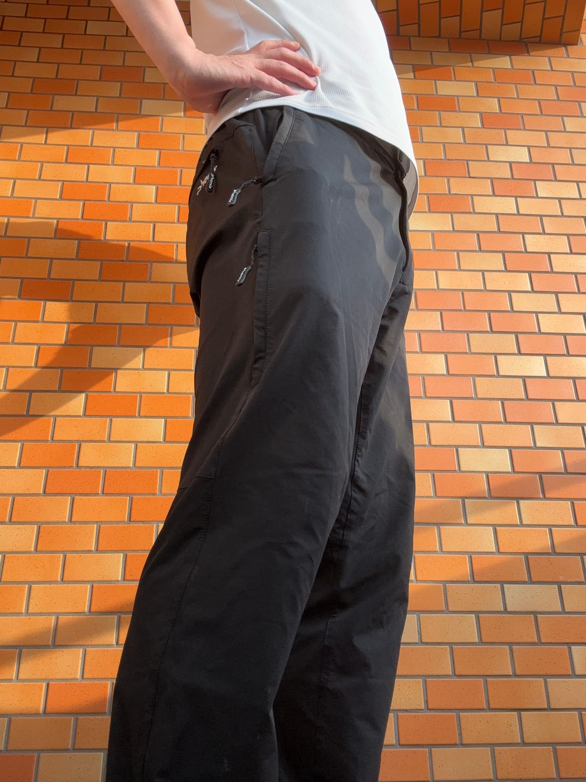 アラートパンツを着用した横からのシルエット